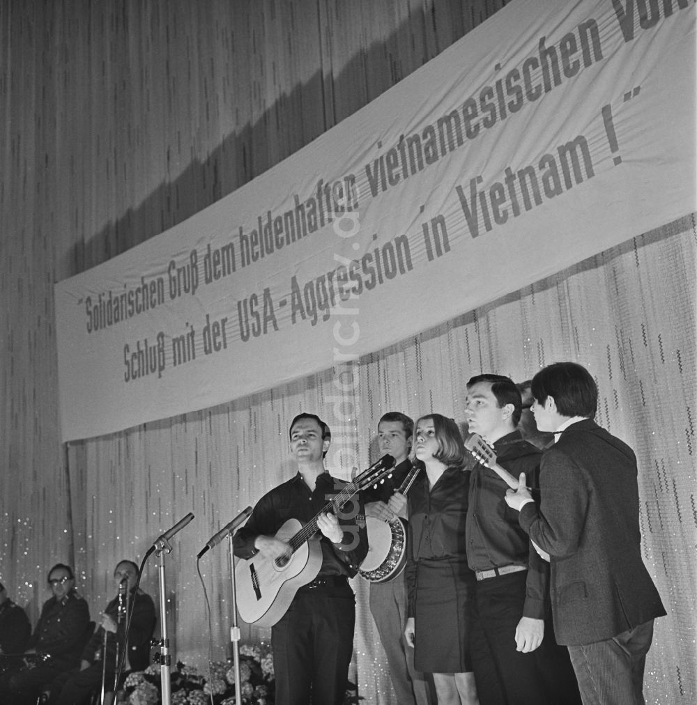 DDR-Fotoarchiv: Berlin - Solidaritätskundgebung für Vietnam