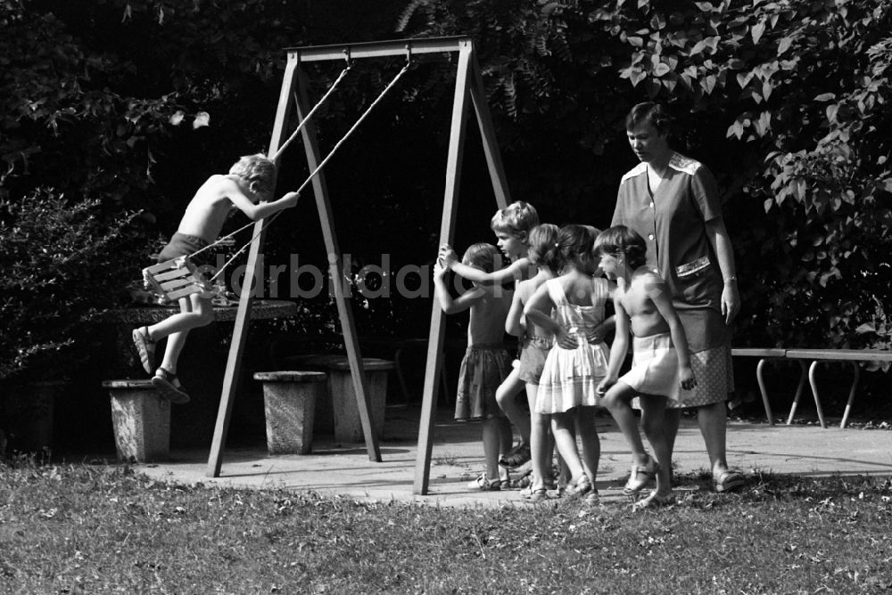 DDR-Fotoarchiv: Berlin - Sommer - Betreuung einer Kindergartengruppe auf einem Spielplatz in Berlin in der DDR