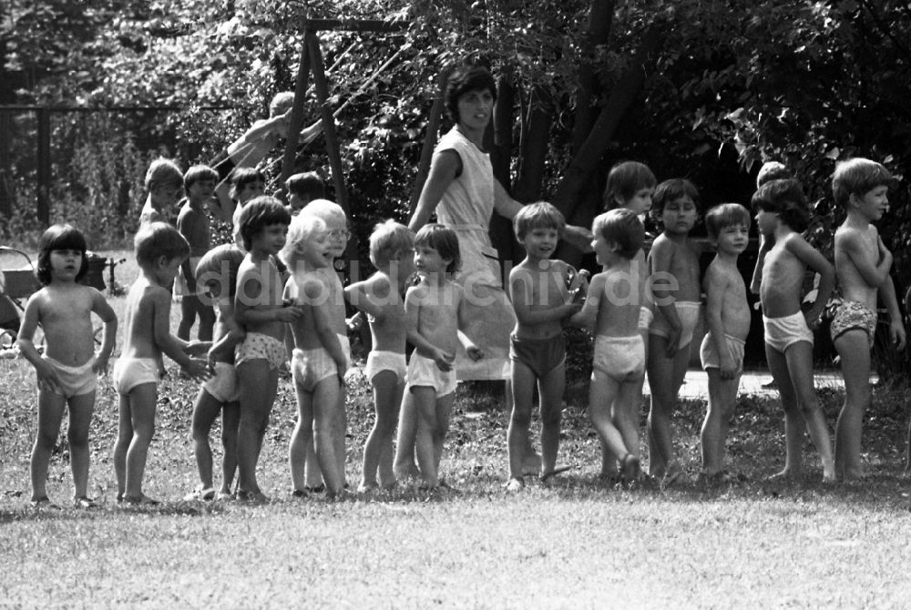 DDR-Bildarchiv: Berlin - Sommer - Betreuung einer Kindergartengruppe auf einem Spielplatz in Berlin in der DDR