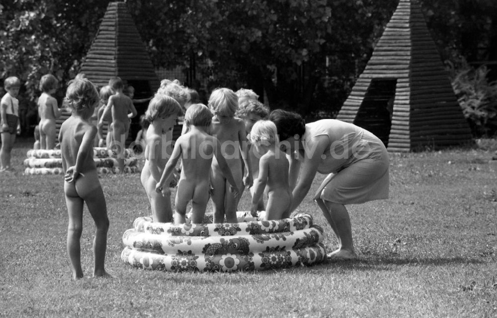 Berlin: Sommer - Betreuung einer Kindergartengruppe auf einem Spielplatz in Berlin in der DDR