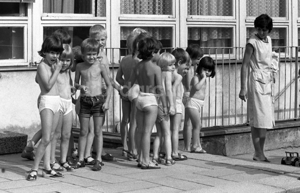 DDR-Fotoarchiv: Berlin - Sommer - Betreuung einer Kindergartengruppe auf einem Spielplatz in Berlin in der DDR