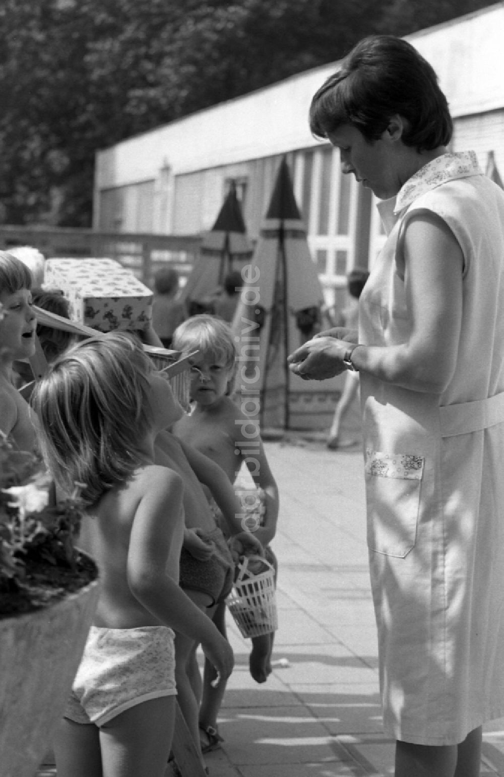 DDR-Fotoarchiv: Berlin - Sommer - Betreuung einer Kindergartengruppe auf einem Spielplatz in Berlin auf dem Gebiet der ehemaligen DDR, Deutsche Demokratische Republik