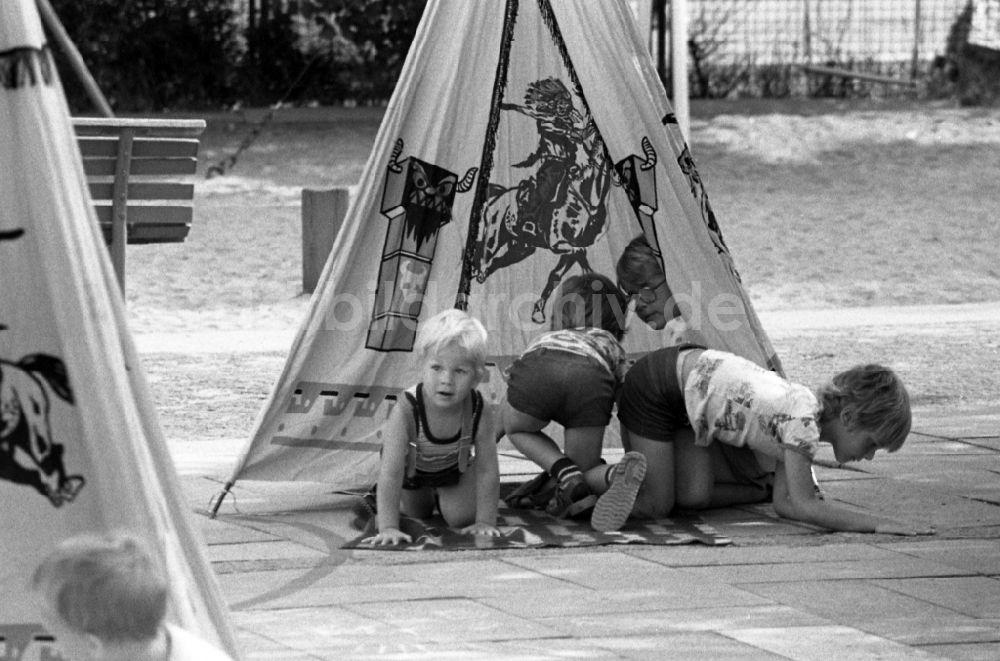 Berlin: Sommer - Betreuung einer Kindergartengruppe auf einem Spielplatz in Berlin auf dem Gebiet der ehemaligen DDR, Deutsche Demokratische Republik