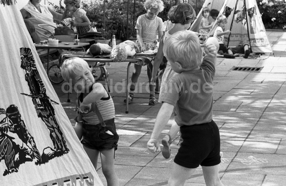 DDR-Bildarchiv: Berlin - Sommer - Betreuung einer Kindergartengruppe auf einem Spielplatz in Berlin auf dem Gebiet der ehemaligen DDR, Deutsche Demokratische Republik
