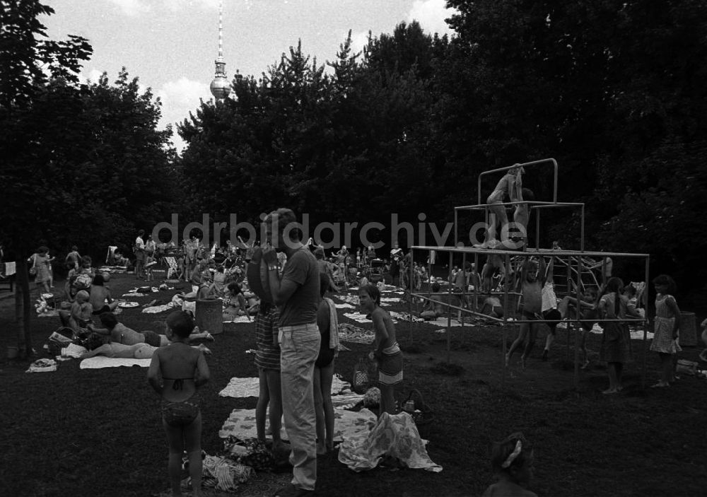 DDR-Fotoarchiv: Berlin - Sommerfest im Monbijoupark