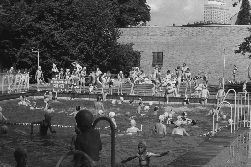 DDR-Fotoarchiv: Berlin - Sommerfest im Monbijoupark