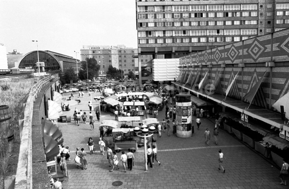 Berlin-Mitte: Sommermarkt und Berliner Markthalle 10.07.89 Foto: Grahn Umschlag 0824