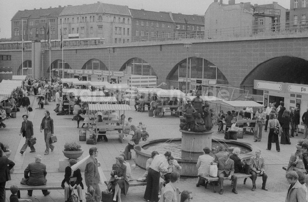 Berlin: Sommermarkt mit Kiosken an den S-Bahnbögen, Sitzgelegenheiten und der Markthallenbrunnen in Berlin, der ehemaligen Hauptstadt der DDR, Deutsche Demokratische Republik