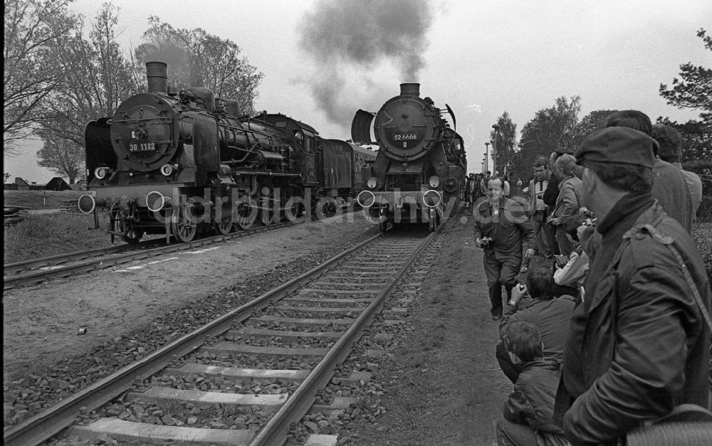 Fürstenberg/Havel: Sonderfahrt des Traditionszuges Dampflokomotive der Deutschen Reichsbahn der Baureihe in Fürstenberg / Havel in Brandenburg in der DDR