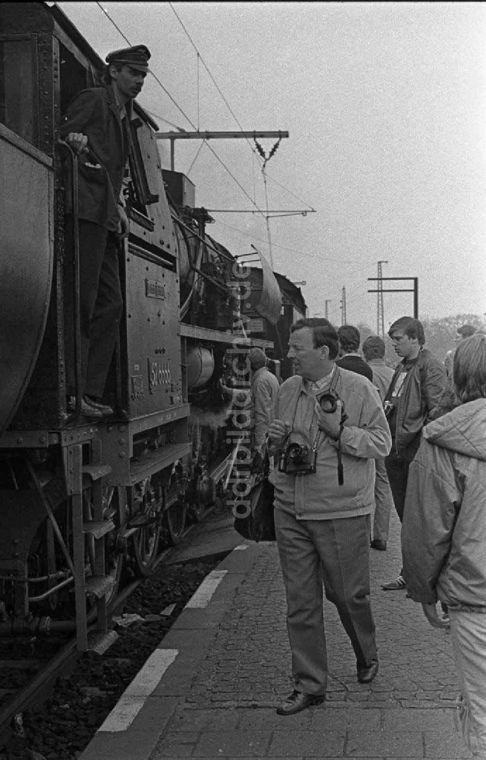 DDR-Bildarchiv: Fürstenberg/Havel - Sonderfahrt des Traditionszuges Dampflokomotive der Deutschen Reichsbahn der Baureihe in Fürstenberg / Havel in Brandenburg in der DDR