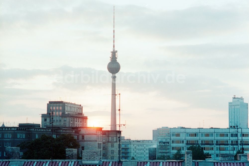 DDR-Fotoarchiv: Berlin - Sonnenuntergang mit dem Fernsehturm in Berlin, der ehemaligen Hauptstadt der DDR, Deutsche Demokratische Republik