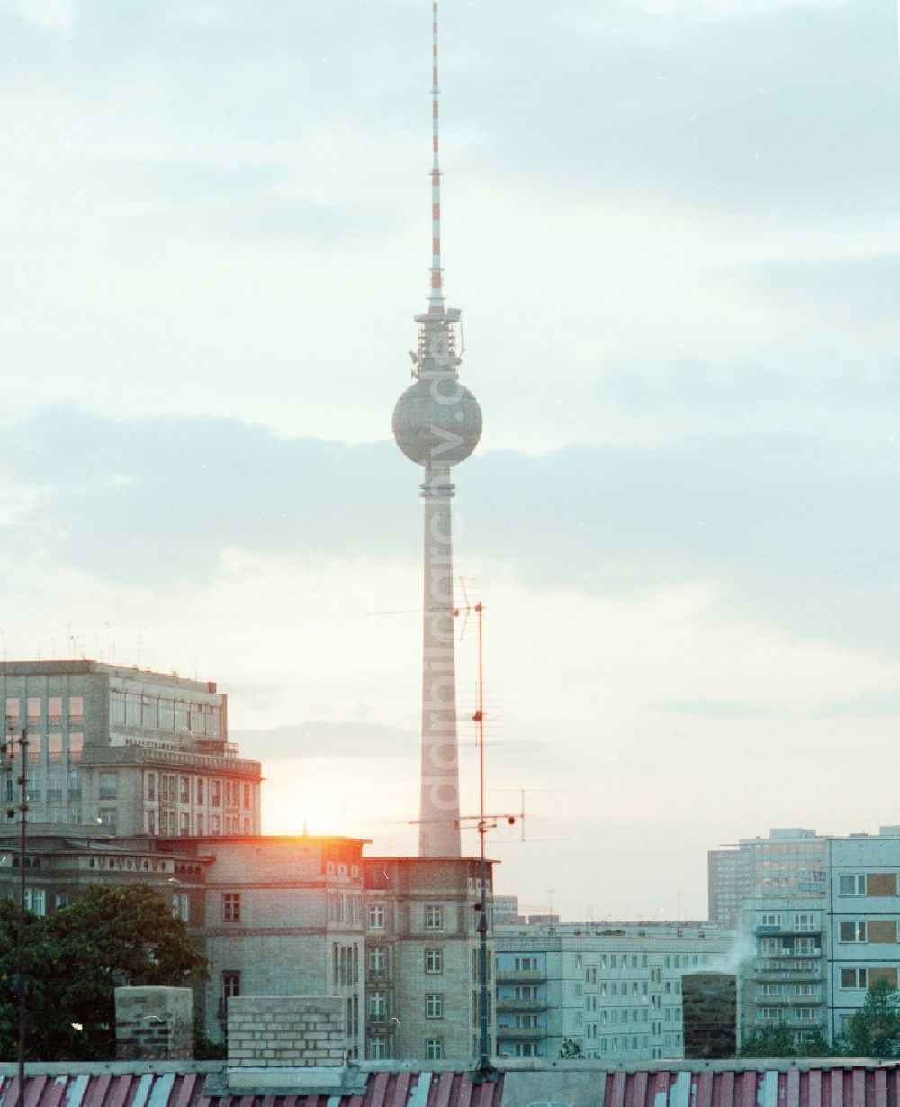 Berlin: Sonnenuntergang mit dem Fernsehturm in Berlin, der ehemaligen Hauptstadt der DDR, Deutsche Demokratische Republik