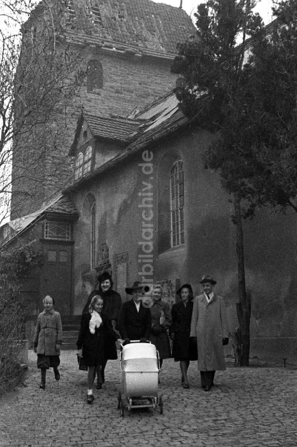 Merseburg: Sonntagsspaziergang einer Familie mit Kinderwagen in Merseburg in Sachsen-Anhalt in der DDR
