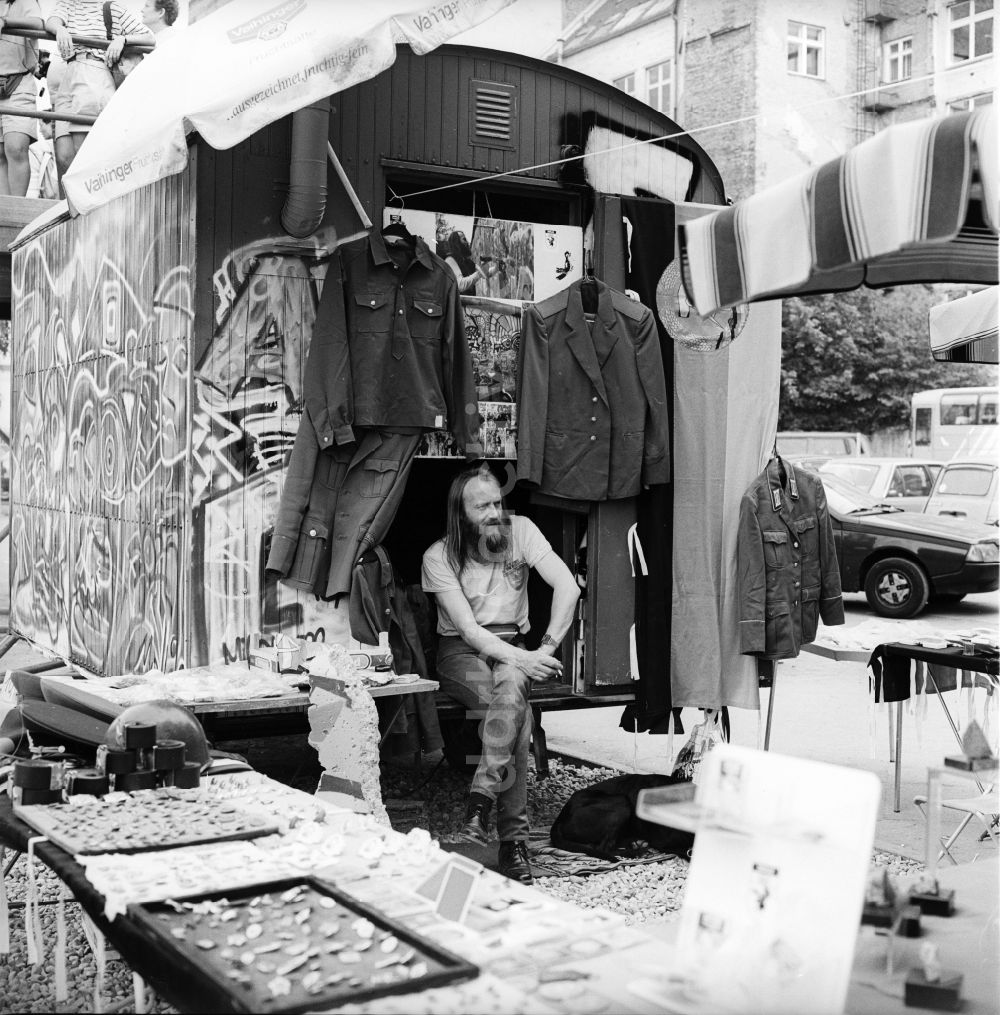 DDR-Fotoarchiv: Berlin - Souvenierhändler am Allied Checkpoint Charlie an der Friedrichstraße im Ortsteil Kreuzberg in Berlin