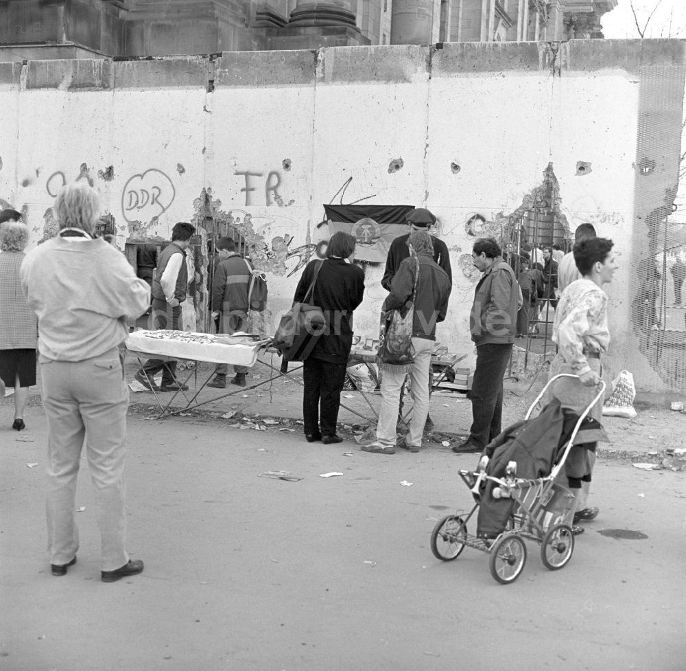 Berlin: Souvenirhändler am Berliner Mauerstreifen in Berlin