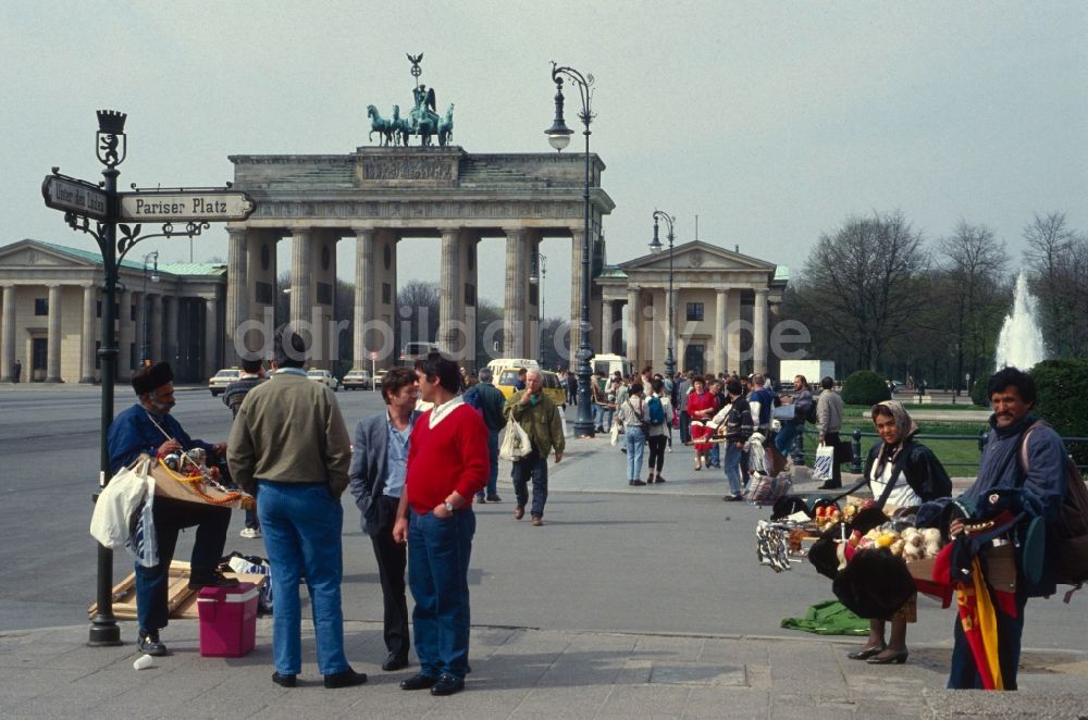 DDR-Bildarchiv: Berlin - Mitte - Souvenirverkäufer vor dem Brandenburger Tor in Berlin - Mitte
