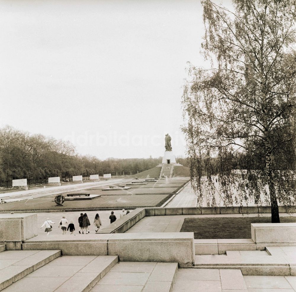 DDR-Fotoarchiv: Berlin - Sowjetische Ehrenmal im Treptower Park in Berlin, der ehemaligen Hauptstadt der DDR, Deutsche Demokratische Republik