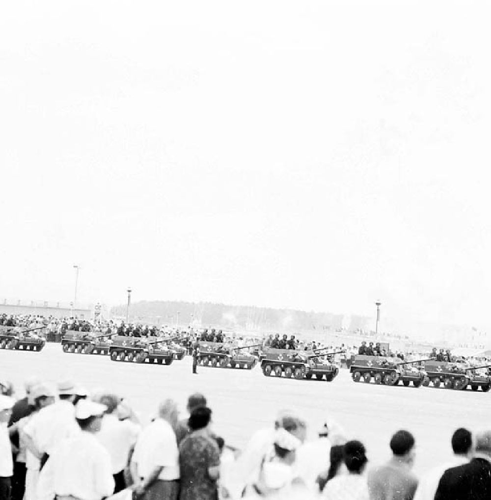 DDR-Fotoarchiv: Domodedowo (Moskau / UdSSR) - Sowjetische Luftparade in Domodedowo Foto: Rasch Umschlagnr.: 3752