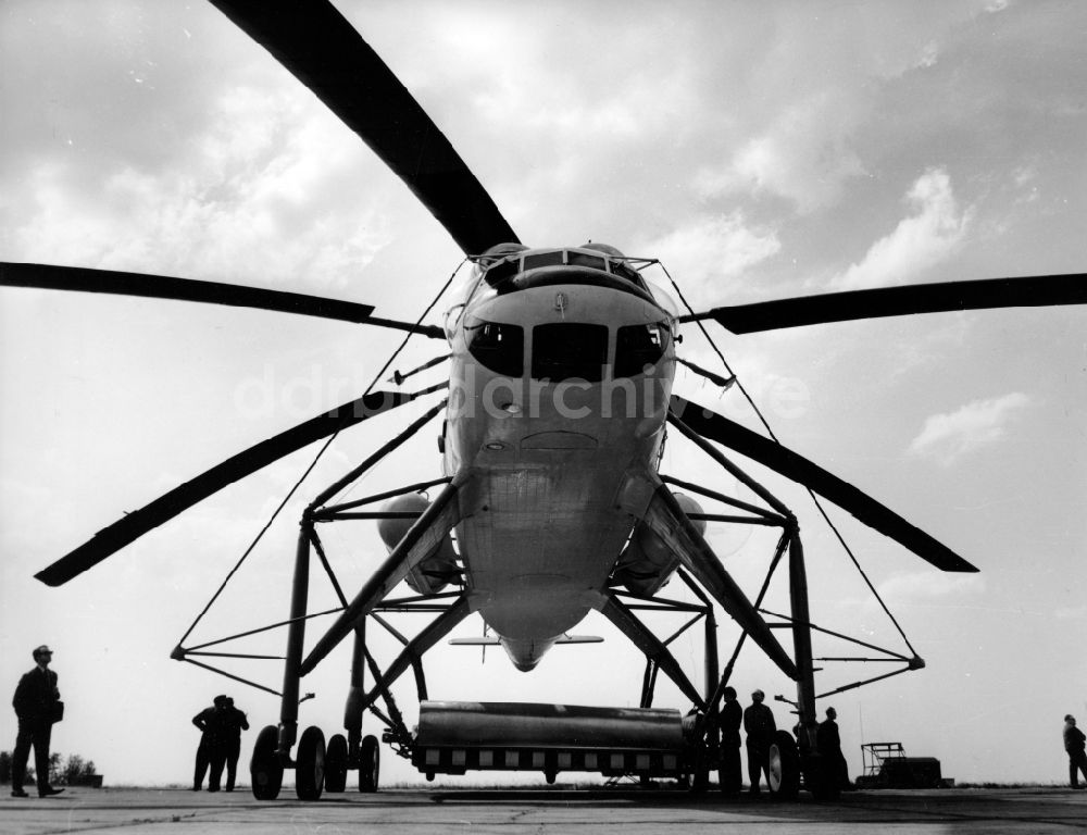 Schönefeld: Sowjetischer Lasten-Hubschrauber Mi 10 auf dem Flughafen Schönefeld