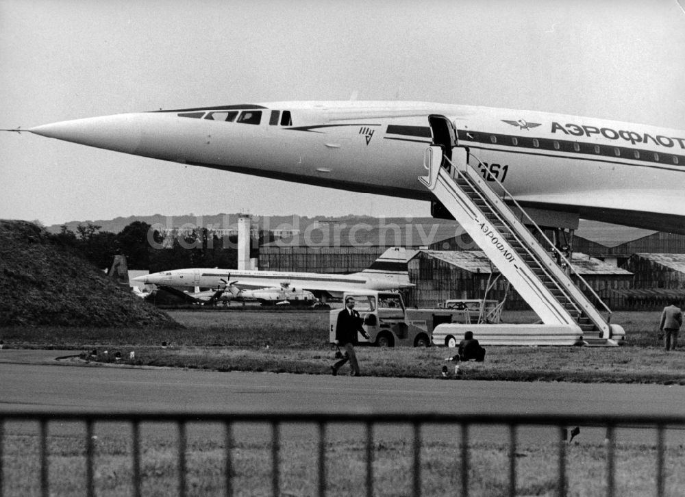 DDR-Bildarchiv: Le Bourget - Sowjetisches Flugzeug Tu-144 bei der 31. Luftfahrtschau Pariser Aérosalon