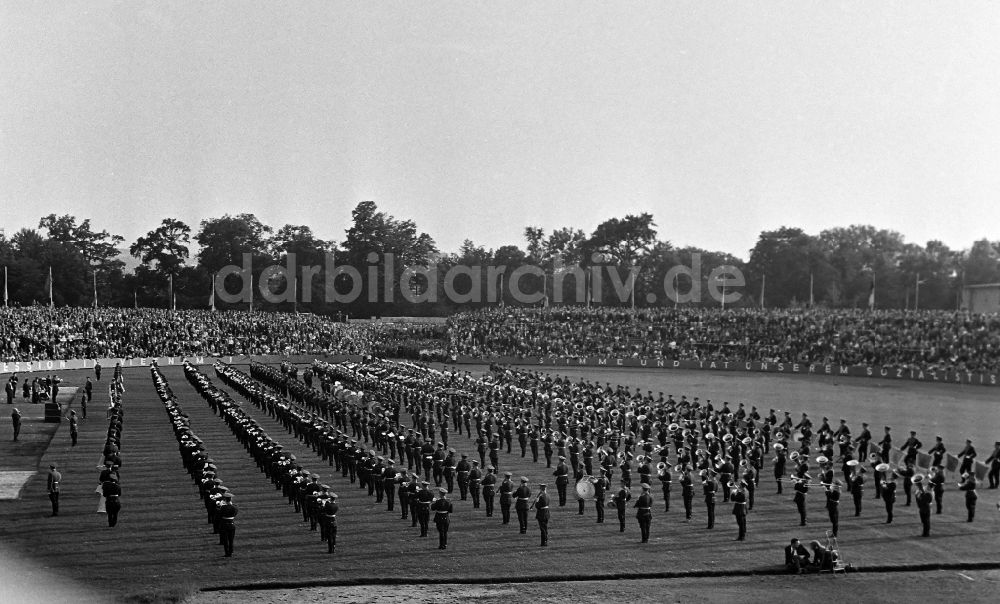 Dresden: Sowjetsoldaten eines Musikkorps im Stadion in Dresden in Sachsen in der DDR