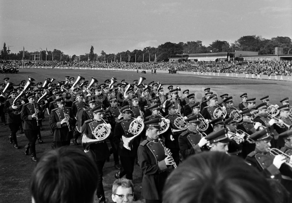 DDR-Bildarchiv: Dresden - Sowjetsoldaten eines Musikkorps im Stadion in Dresden in Sachsen in der DDR