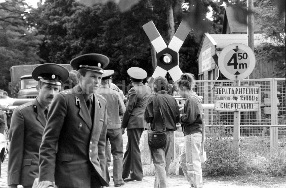 DDR-Bildarchiv: Wünsdorf - Sowjetsoldaten und Offiziere im Garnisions- Alltag in Wünsdorf in Brandenburg in der DDR