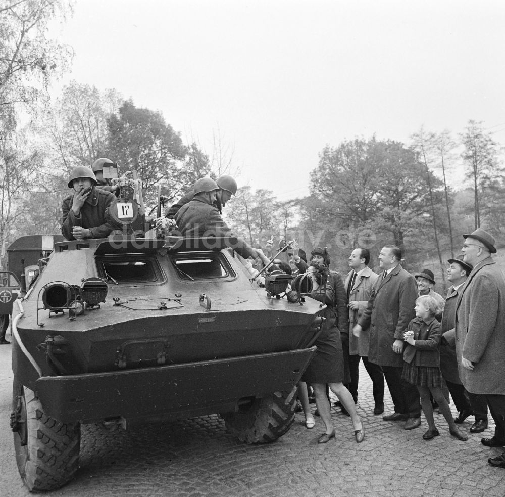 Plauen: Spalierbildung am Straßenrand bei der Rückverlegung sowjetischer Besatzungstruppen aus der CSSR in Plauen in der DDR