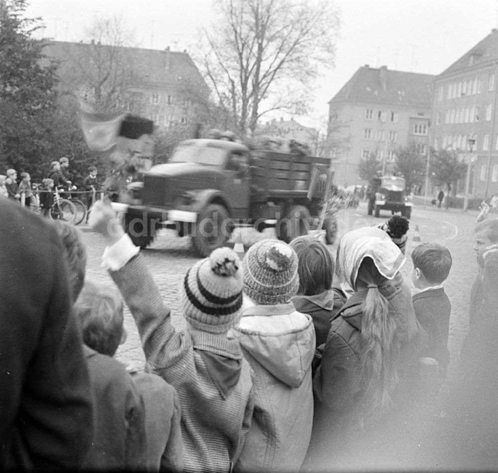 Plauen: Spalierbildung am Straßenrand bei der Rückverlegung sowjetischer Besatzungstruppen aus der CSSR in Plauen in der DDR