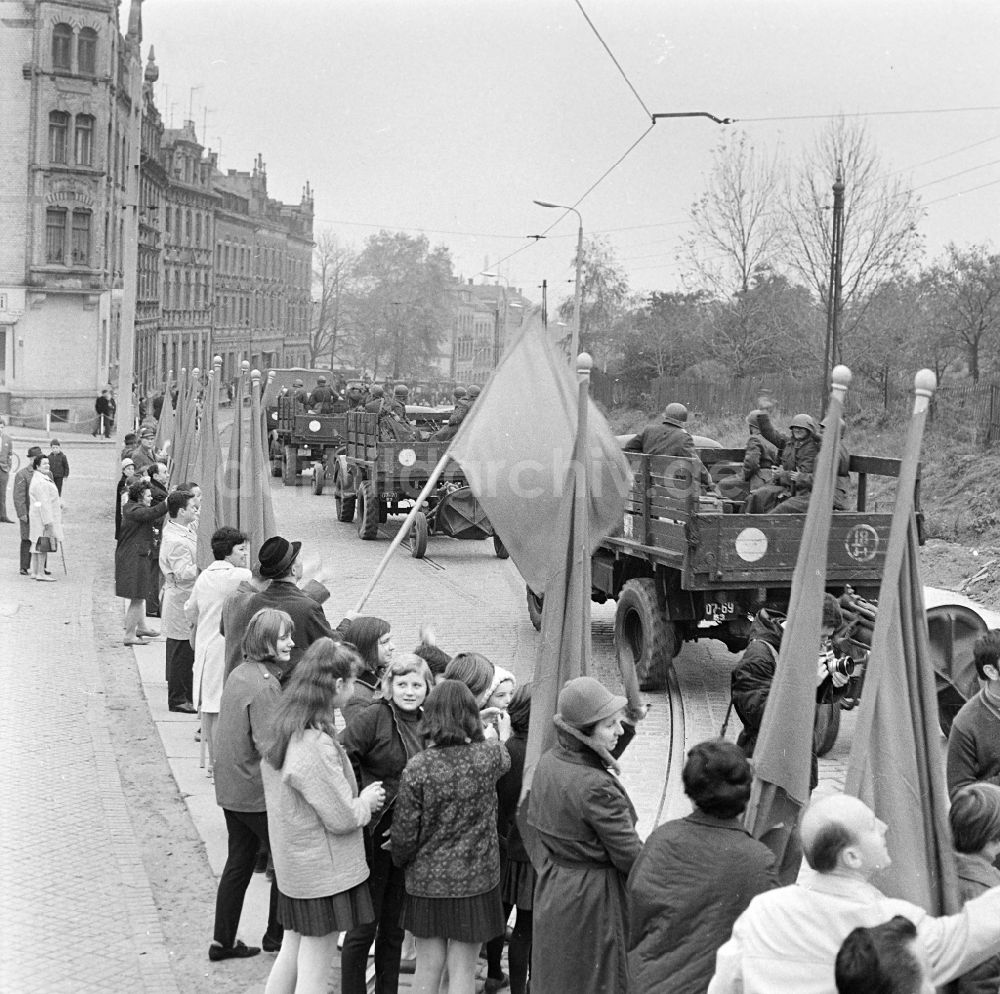 DDR-Bildarchiv: Plauen - Spalierbildung am Straßenrand bei der Rückverlegung sowjetischer Besatzungstruppen aus der CSSR in Plauen in der DDR