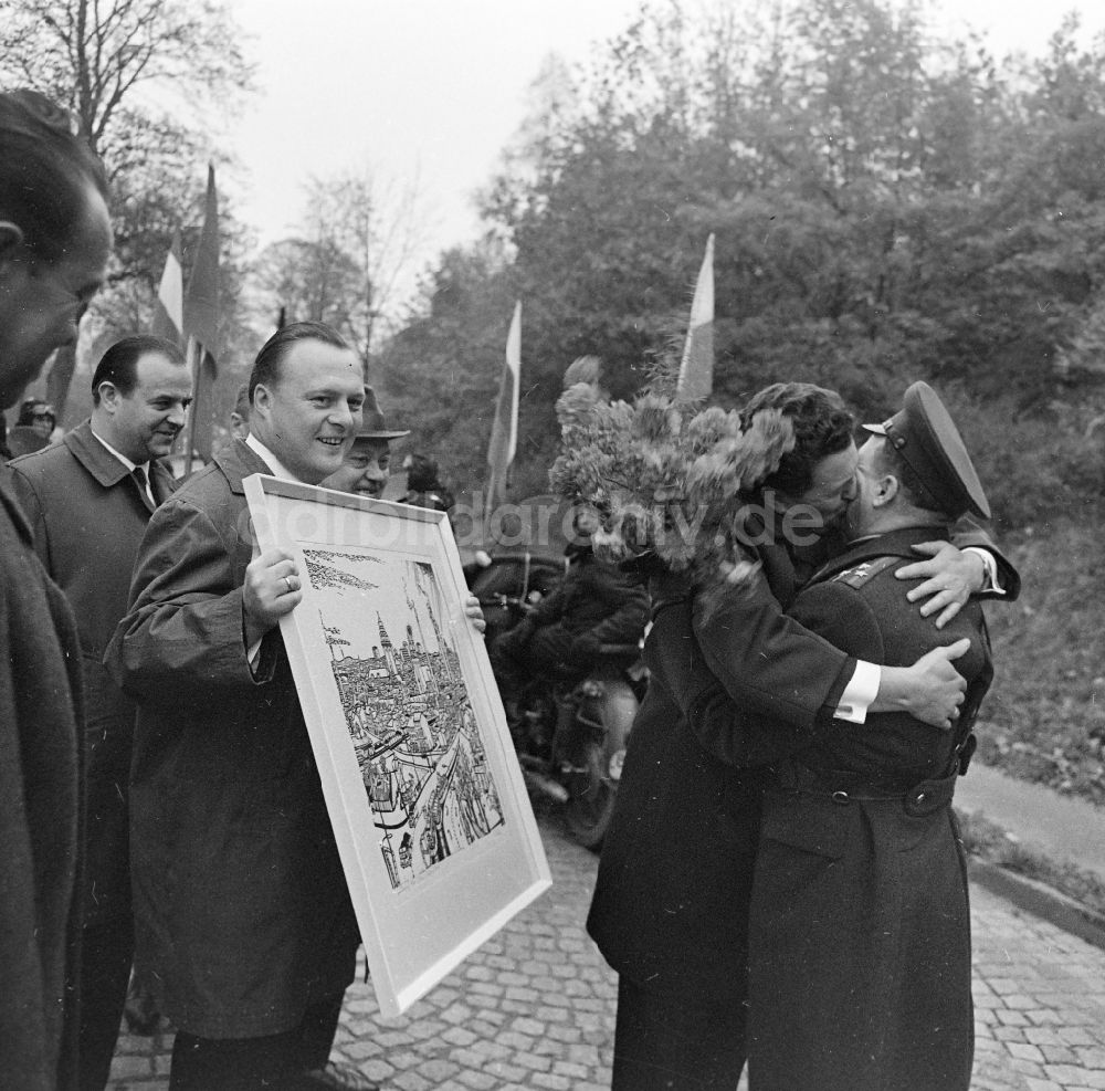 DDR-Fotoarchiv: Plauen - Spalierbildung am Straßenrand bei der Rückverlegung sowjetischer Besatzungstruppen aus der CSSR in Plauen in der DDR