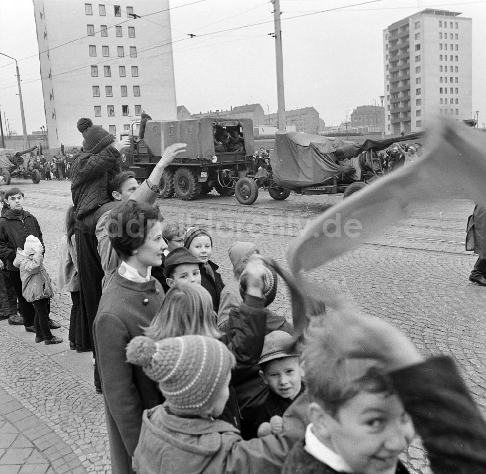 DDR-Bildarchiv: Plauen - Spalierbildung am Straßenrand bei der Rückverlegung sowjetischer Besatzungstruppen aus der CSSR in Plauen in der DDR