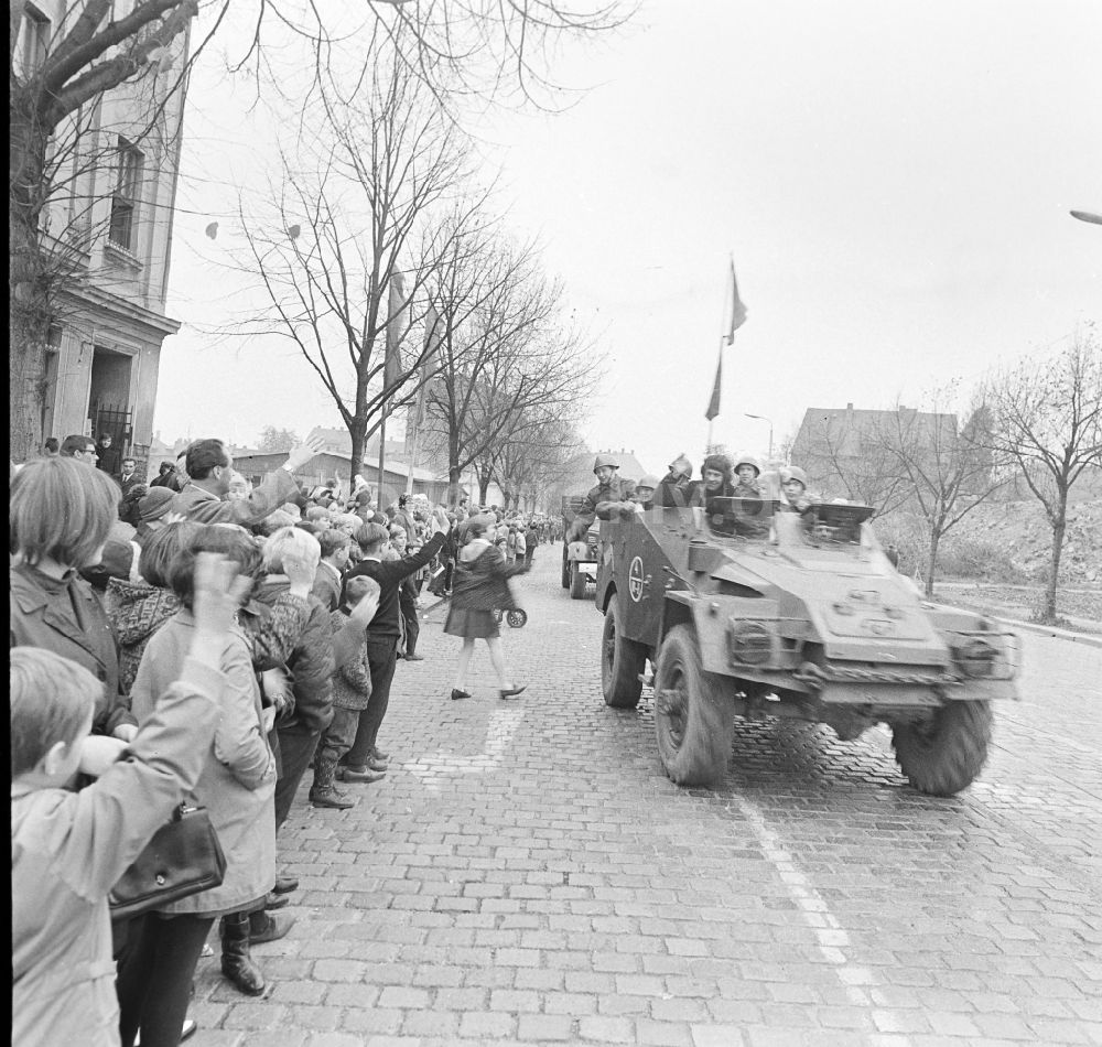 DDR-Fotoarchiv: Plauen - Spalierbildung am Straßenrand bei der Rückverlegung sowjetischer Besatzungstruppen aus der CSSR in Plauen in der DDR