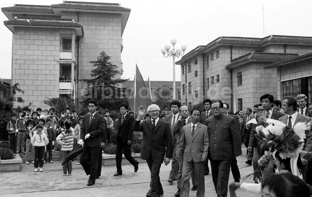 DDR-Bildarchiv: Shanghai - Spalierbildung am Straßenrand beim Staatsbesuch von Erich Honecker in Shanghai in China