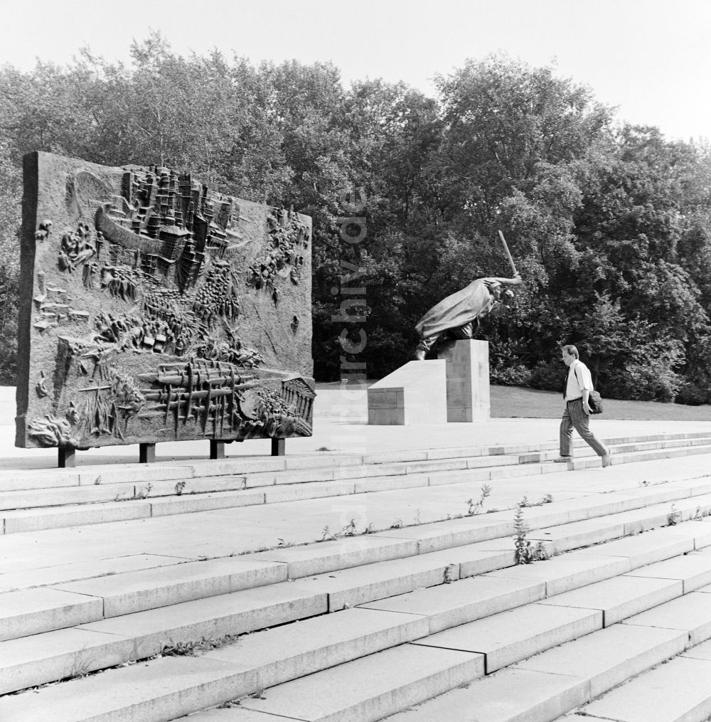 Berlin: Spanienkämpfer-Denkmal in Berlin - Friedrichshain, der ehemaligen Hauptstadt der DDR, Deutsche Demokratische Republik