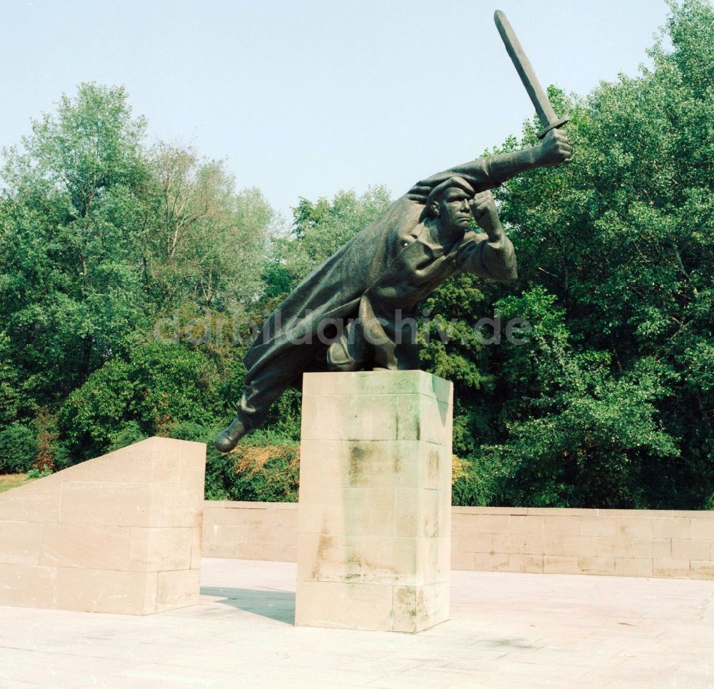 DDR-Fotoarchiv: Berlin - Spanienkämpfer-Denkmal im Volkspark Friedrichshain in Berlin, der ehemaligen Hauptstadt der DDR, Deutsche Demokratische Republik