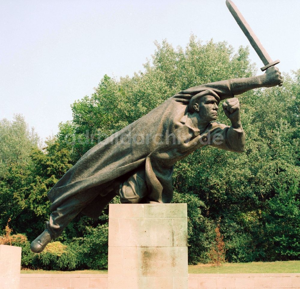 Berlin: Spanienkämpfer-Denkmal im Volkspark Friedrichshain in Berlin, der ehemaligen Hauptstadt der DDR, Deutsche Demokratische Republik