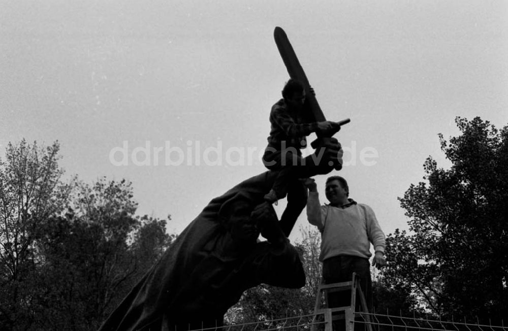 DDR-Fotoarchiv: Berlin-Friedrichshain - Spanienkämpferdenkmal wieder in Friedrichshain 14.09.92 Foto:ND/ Lange Umschlag 1146