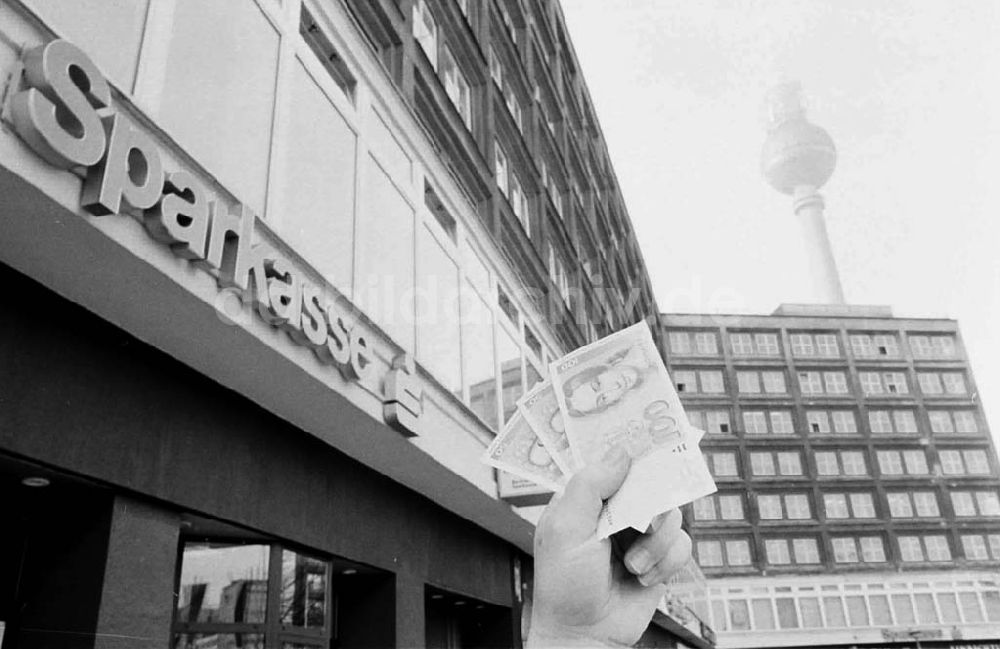 DDR-Fotoarchiv: Berlin / Mitte - 24.02.92 Sparkasse am Alex muss ausziehen