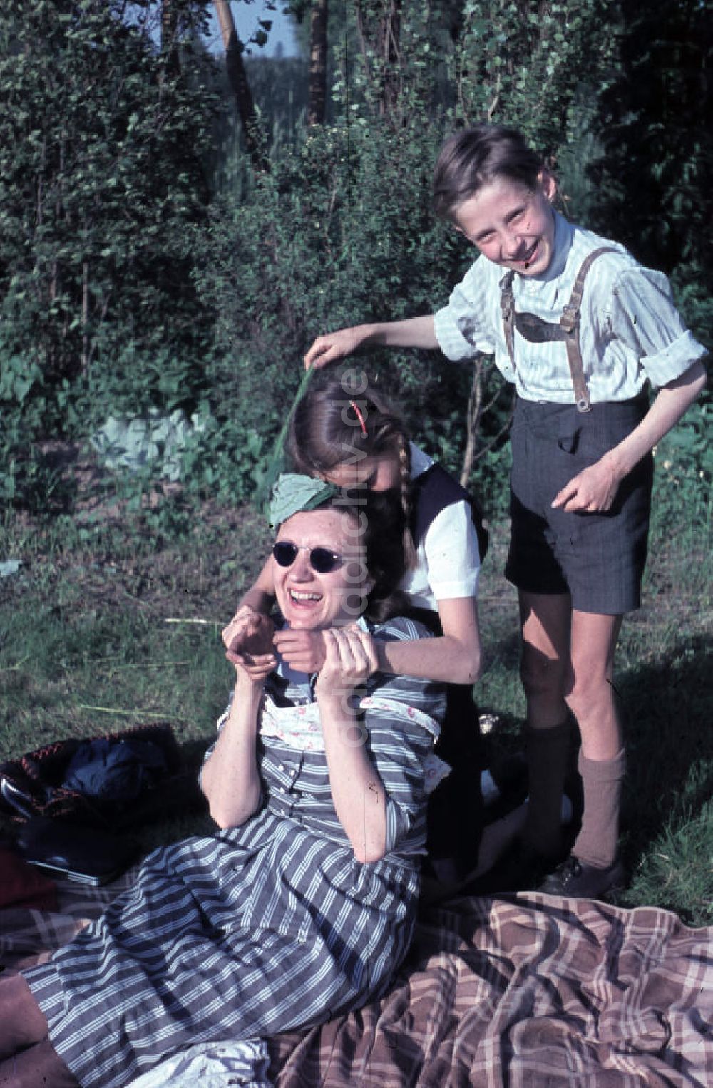 DDR-Bildarchiv: Leuna - Spass im Waldbad Leuna 1948