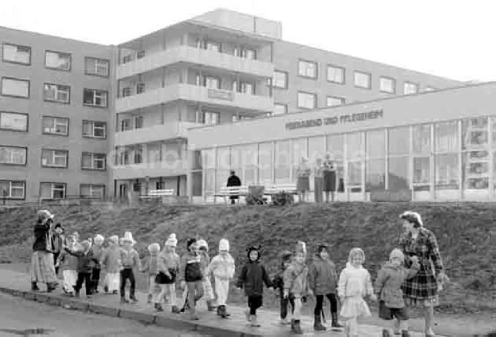 DDR-Bildarchiv: Beeskow - Spaziergang von Kindern in Beeskow