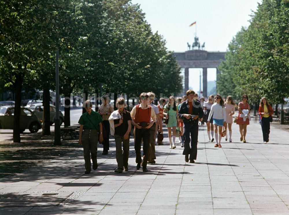 DDR-Bildarchiv: Berlin - Spaziergang Unter den Linden Berlin