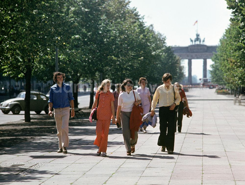 DDR-Fotoarchiv: Berlin - Spaziergang Unter den Linden Berlin