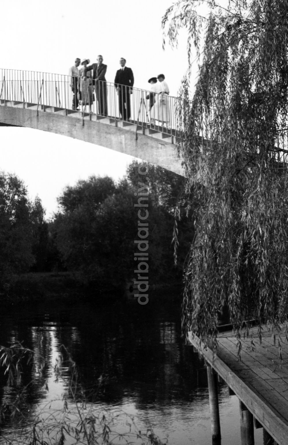 DDR-Fotoarchiv: Leuna - Spaziergänger auf der Waldbadbrücke in Leuna in Sachsen-Anhalt in Deutschland