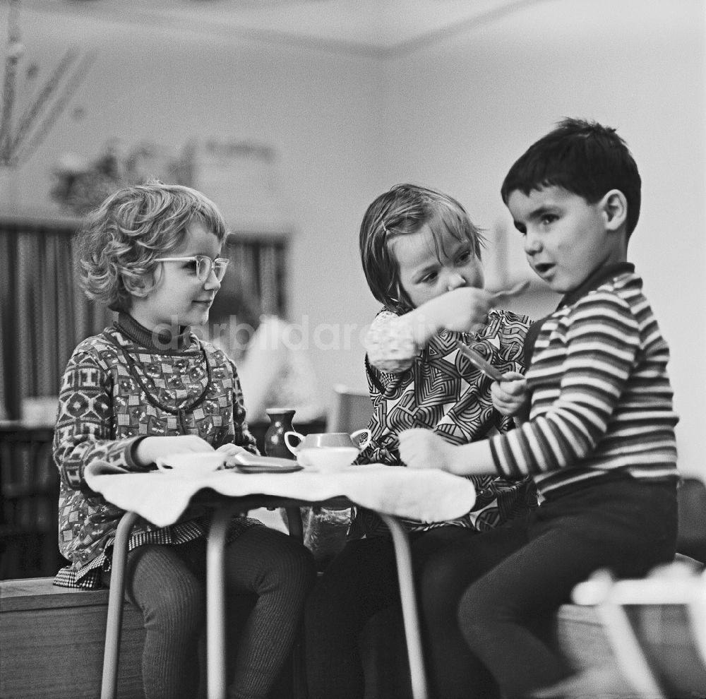 DDR-Bildarchiv: Berlin - Spel am gedeckten Tisch in einer Kindergartengruppe in Berlin in der DDR