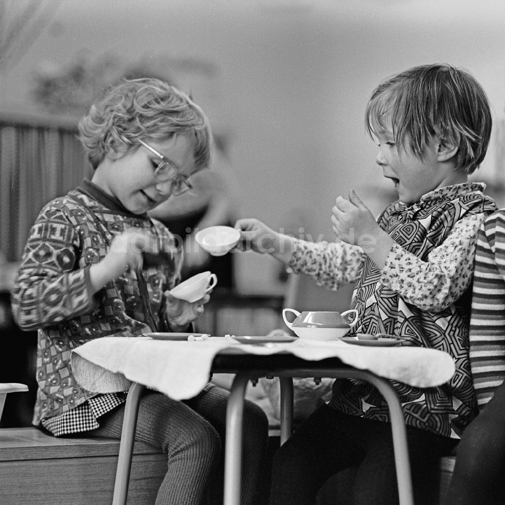 Berlin: Spel am gedeckten Tisch in einer Kindergartengruppe in Berlin in der DDR