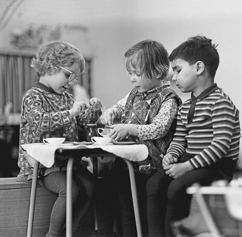 DDR-Bildarchiv: Berlin - Spel am gedeckten Tisch in einer Kindergartengruppe in Berlin in der DDR