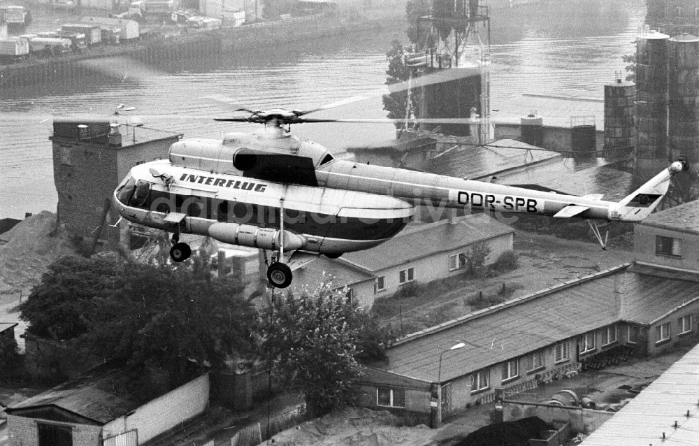Berlin: Spezialeinsatz eines INTERFLUG - Helikopter Mi-8 der INTERFLUG in Berlin in der DDR