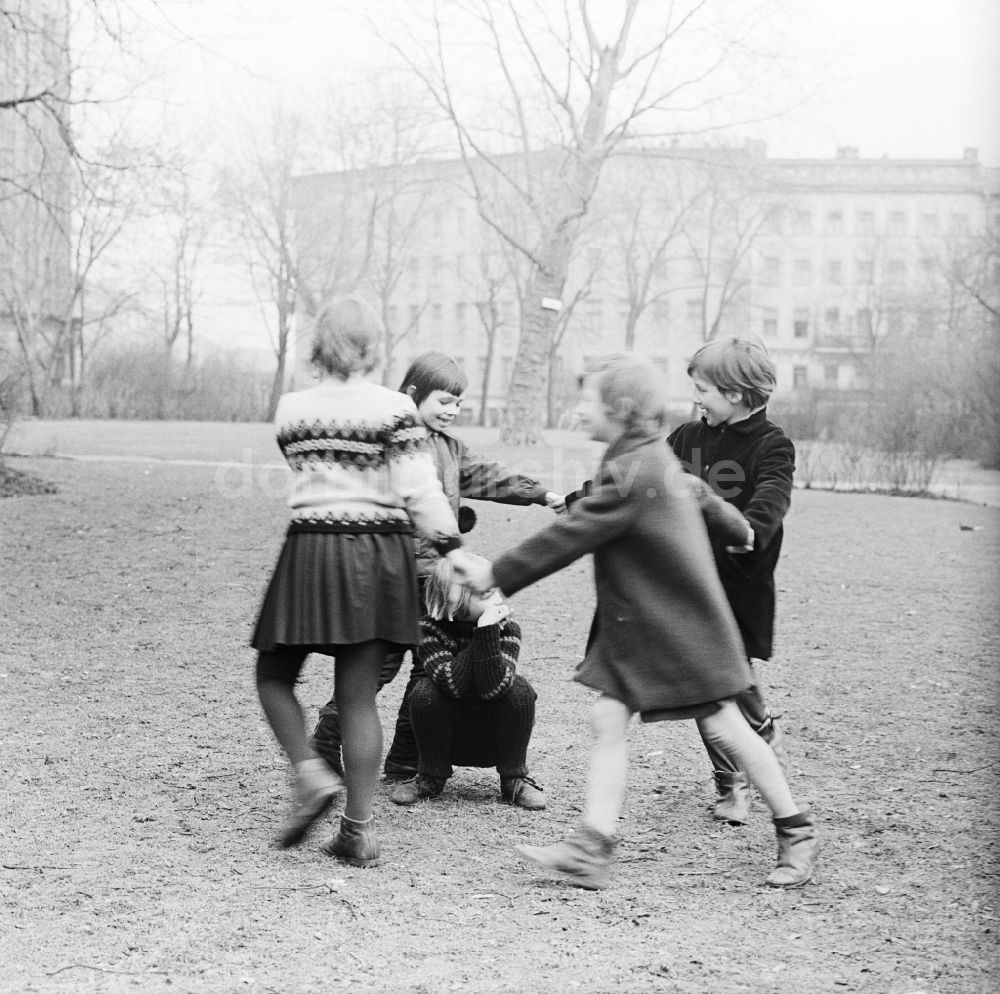 DDR-Fotoarchiv: Berlin - Spielende Kinder bei einem Reigenspiel im Freien in Berlin