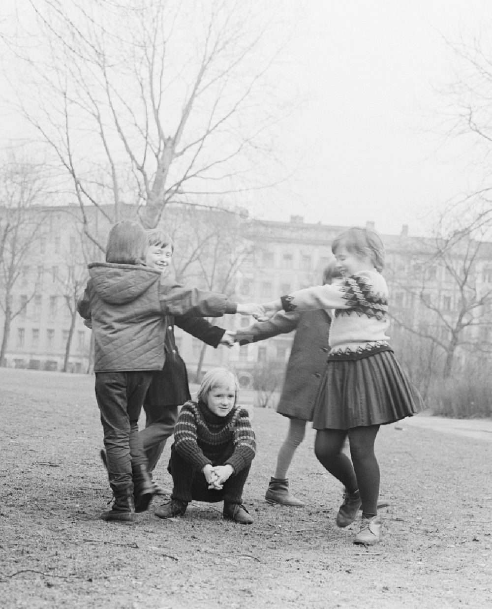 Berlin: Spielende Kinder bei einem Reigenspiel im Freien in Berlin